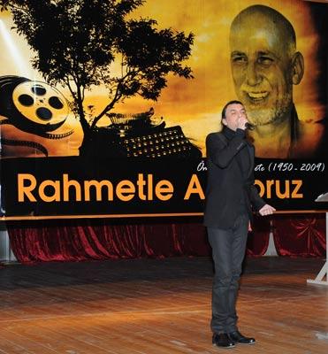 ÖLDÜM DE UYANDIM... Gökhan Kırdar ise yaptığı konuşmada Ömer Lütfi Metenin bir yıldız olduğunu, onun anısının ve ailesi ile dostlarının önünde aşkla eğildiğini söyledi. Gökhan Kırdar kısa konuşmasının ardından Ömer Lütfi Metenin sözlerini yazmış olduğu Öldüm de Uyandım şarkısını seslendirdi.