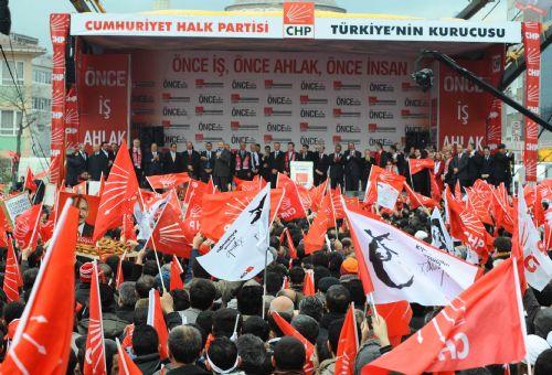 CHP'nin Çalğayan mitingi: Çağlayan meydanında kurulan dev ekranlarda Başbakan Erdoğan'ın yıllar önce söylediği sözler ve hkmetyar ile çekilen fotoğrafları yayınlandı.