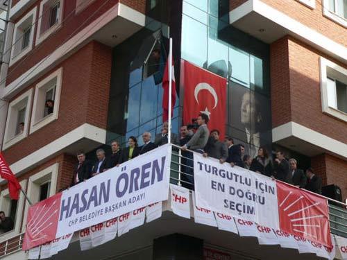 Normal şartlarda bu da haber mi denilecek bir gelişme; ama söz konusu, söz Atatürk'ten açıldı mı mangalda kül bırakmayan ve es kaza bir başka parti yapsa kıyameti kopartacak CHP olunca, oluyor. İşte CHP'li adayın Atatürk'e uyguladığı seçim traşı.