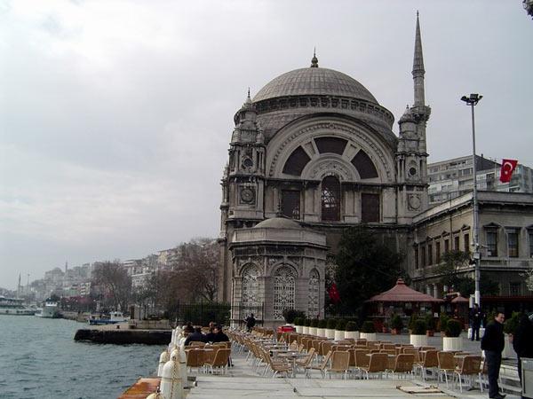 15- Hamid-i Evvel Camii: Anadolu yakasındaki yalı camileri arasında en görkemli caminin Hamid-i Evvel Camii (Beylerbeyi Camii) olduğunu söyleyebiliriz. İçinde rengârenk çiçeklerin ve ağaçların olduğu genişçe bir bahçesi var. Erkekler bu bahçeyi pek göremese de kadınlar mahfilinin pencereleri buraya bakıyor. Bahçenin büyük ahşap kapısının boğaza açılması manzaranın güzelliğini kat be kat arttırıyor. 2 minareli, 55 pencereli bu taş yapı, Sultan I. Abdülhamid tarafından 1778 yılında annesi Rabia Sultan'ın anısına yaptırılmış.