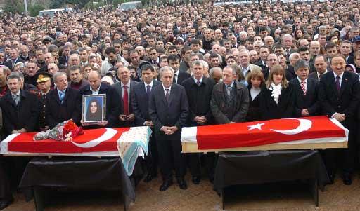 Gümüşhane'nin Zigana Dağı bölgesinde çığ düşmesi sonucu hayatını kaybeden 10 kişi son yolculuğuna uğurlandı. Trabzon Valiliği önündeki törende acı, gözyaşı ve hüzün vardı.