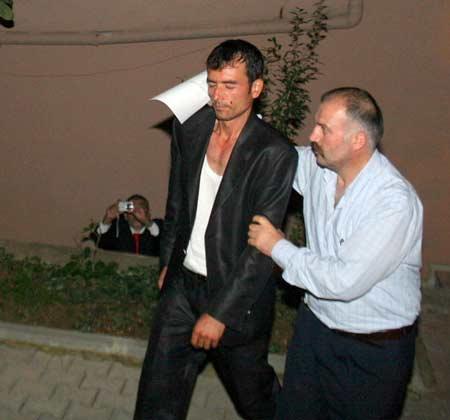 Polis, görgü tanıklarının ifadeleri üzerine Yiğit G.'nin cinsel organını kestikleri iddia edilen zanlılardan Hulusi A.'yı (27) olay yerinde yakaladı...
