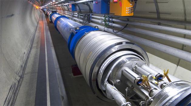 <strong>Büyük Hadron Çarpıştırıcısı:</strong> İsviçre'deki Büyük Hadron Çarpıştırıcısı'nda bilim dünyasında çığır açacak deney 2010 yılında başarıyla gerçekleştirildi. Bu deney 2008'de çalıştırılmasından kısa süre sonra arızalanmıştı. Cenevre'de, İsviçre-Fransa sınırında bulunan, 27 kilometrelik oval tünelde yapılan deneyde, proton hüzmeleri, her iki yöne doğru harekete geçirilerek hızlandırıldı ve çarpıştırıldı. 7 trilyon elektron voltluk (TeV) bir enerjiyle, ışık hızına yakın bir hızda gerçekleşen çarpışmanın ardından 18 ila 24 aylık inceleme süresi başladı. Sistemin çalıştırılması esnasında 60 ülkeden 10 bin araştırmacı, mühendis ve öğrenci katkıda bulunurken, sistem için her yıl 1 milyar dolar bir ödenek ayrılıyor.