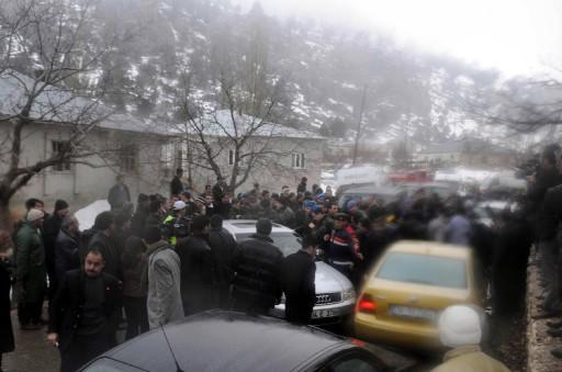 BBP lideri Yazıcıoğlu'nu taşırken düşen hekikoptere ulaşma çabaları aralıksız sürüyor. Helikopter için adeta bir ordu seferber edildi...