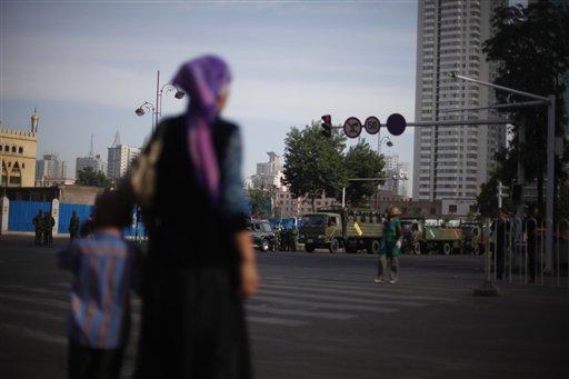 Kanlı olaylara ve katliamlara sahne olan Doğu Türkistan'da hayat devam ediyor. Acıyan yürekleri ve yaşlı gözleri ile yaşama tutunmaya çalışan Uygurlar işte böyle yaşıyorlar.