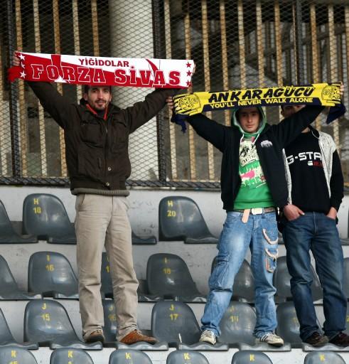 Lider Sivaspor Teknik direktörleri Bülent Uygun'un cezalı olduğu için başlarında olmadığı maçta zorlu Ankaragücü deplasmanından 3 puanı 2 golle çıkartamayı başardı ve ard arda 10. hafta liderlik koltuğundan inmemiş oldu.