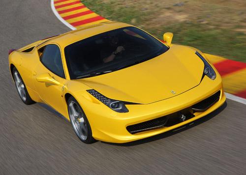 Ferrarinin yenilikçi V8 motoru dikkat çeken 458 Italia modeli, Fifth Gear ekibi tarafından Yılın Hızlı Otomobili ödülüne layık görüldü