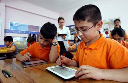 MEB, Başkentteki 3 ilköğretim okulunda, öğrencilerin üretmesini ve teknolojinin yaygınlaşmasını sağlayacak aktif bir sanal eğitimin gelişebilmesi için 'elektronik kitap' uygulaması başlattı.