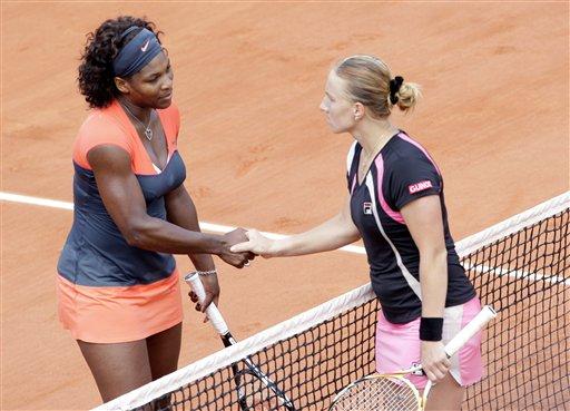 Tek bayanlarda 5 numaralı seribaşı ABD'li Serena Williams, 10 yıl sonra ilk kez 3. turda elenerek hayranlarını şaşırttı. Williams, Slovenyalı Katarina Srebotnik'e 6-4 ve 6-4'lük setlerle 2-0 boyun eğdi.