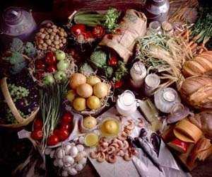 Kurubaklagiller!!!
Kuru fasulye, nohut, yeşil mercimek, soya fasulyesi, bakla, barbunya bitkisel protein içeren ve demirden zengin besinler. Protein olarak etle kıyaslandığında yağ miktarı daha az ve kan şekerini yükseltme etkisi daha düşüktür. Soya ayrıca kolin denilen bir enzimden de zengindir, kolin karaciğerden yağ atımını hızlandırır.