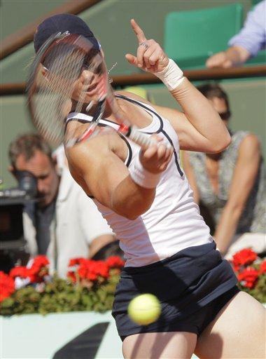 Fransa Açık'ta bayanlar yarı final maücadelesinde Rus tenisçi Svetlana Kuznetsova, Avustralyalı Samantha Stosur'u 2-1 yenerek finale yükseldi. Kuznetsova finalde vatandaşı Dinara Safina ile karşılaşacak.