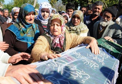 Van'da meydana gelen depremde enkaz altında kalarak hayatını kaybeden 28 yasındakı almanca ogretmenı Aylın Bozkurt, Antalya'da topraga verıldı. bozkurt'un tabutunun uzerıne duvak ve turk bayragı konuldu.