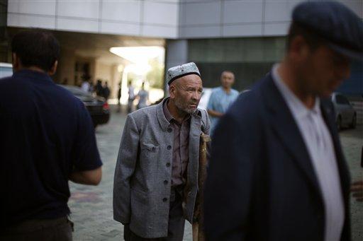 Kanlı olaylara ve katliamlara sahne olan Doğu Türkistan'da hayat devam ediyor. Acıyan yürekleri ve yaşlı gözleri ile yaşama tutunmaya çalışan Uygurlar işte böyle yaşıyorlar.