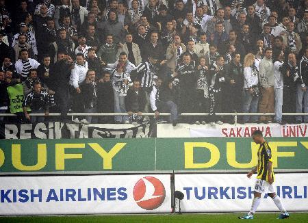 Beşiktaş-F.Bahçe derbisinin 75. dakikasında yardımcı hakem Bahattin Duran'a küfür eden Kazım oyundan atılırken, Duran'ın "Kazım küfür etti, at" sözlerini ekrana yansıdı. İşte o an yaşananlar ve Kazım'ı yakan küfür: