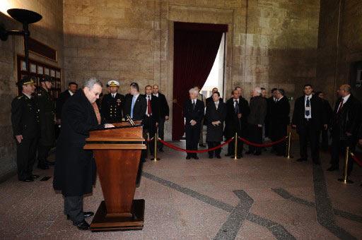 Barak, ardından Anıtkabir Özel Defteri'ni imzaladı.