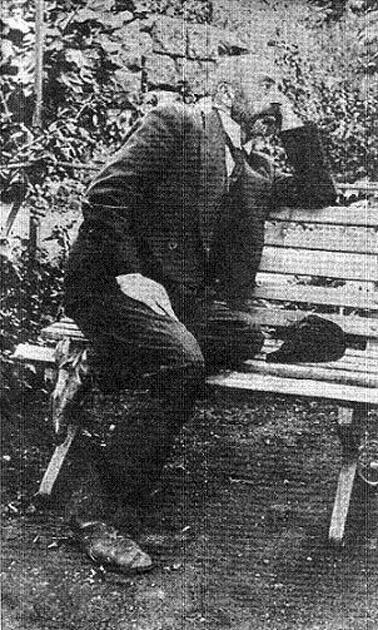 Ersoy, yazdığı İstiklal Marşının Mecliste okunup ayakta dinlenmesinin ardından 12 Mart 1921de milli marş olarak kabul edilmesi sebebiyle ödül olarak kendisine verilen 500 lirayı Hilal-i Ahmer (Kızılay) bünyesinde cepheye elbise diken Darül Mesai vakfına bağışlamıştı. Safahat yazarının İstiklal Marşının yazdığı dönemde sırtında paltosunun olmadığı, Taceddin Dergâhından Meclise paltosuz yaya olarak gittiği söylenir. Akif, çok sevdiği milletine İstiklal Marşı ve Çanakkale Destanı gibi kıymetli eserlerini; yakınlarına ise dürüst ve onurlu bir şahsiyet bıraktı.