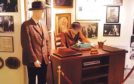 Muhsin Ertuğrul'un &ouml;zel hayatında giydiği elbiseler T&Uuml;RVAK'ta sergileniyor.