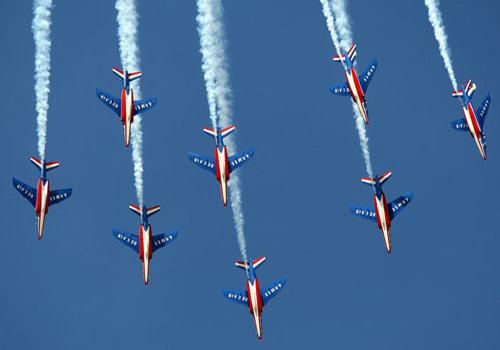 Dubai, Birleşik Arap Emirlikleri'nde gerçekleştirilen Dubai Air Show'un son gününde Fransız akrobasi ekibi, Dubai Uluslararası Havalimanı'nda izleyenlerin ağzını açık biraktıran bir gösteri düzenledi.