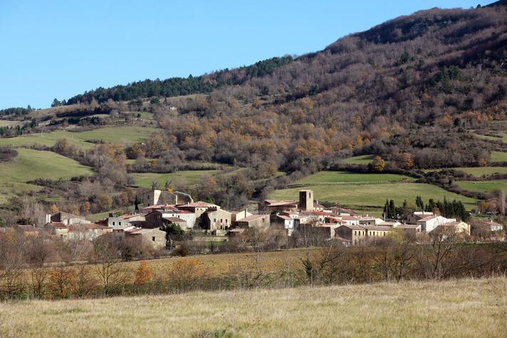 UFO tarikatları, köydeki Pirene dağı eteklerinde “Pic de Bugarach” denilen mevkideki kayalıkların (Corbieres Range - Pyrenees Mountains) bir uzay üssü barındırdığına inanıyor...