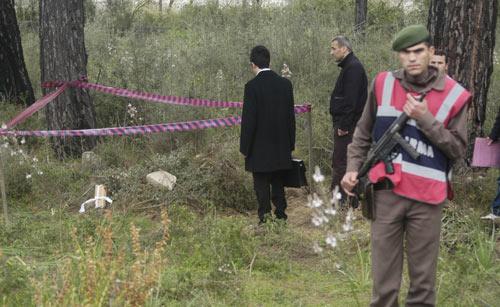 Fethiye'de 2 gün önce ölen bir bebeğin mezarı, doktor raporu ve defin belgesi olmadığı gerekçesiyle açıldı. Evinde elektrik ve su dahi olmayan ailenin 2 buçuk aylık bebeğinin ise açlık ve bakımsızlıktan ölmüş olabileceği iddia edildi.