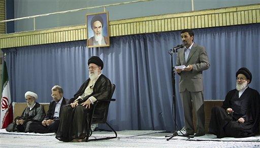 Olaylı seçim sürecinin ardından dün Ayetullah Ali Hamaneyin onayıyla resmen ikinci kez İran Cumhurbaşkanı olan Ahmedinejad, elini öptürmeyen Hamaneyin omuzunu öptü.