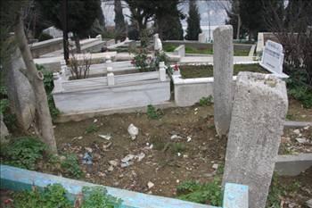 -Yakınları bulamasın diye mezar taşlarında yazı yok-

Mezar taşlarında hi&ccedil;bir yazı ve işaret bulunmaması ise anlaşılır bir durumdur. Bu, &ouml;ld&uuml;r&uuml;len kişinin geride kalan yakınlarının, bunları mezar taşlarından bulup, mezarlarını tahrip etme eş ve &ccedil;ocuklarına k&ouml;t&uuml;l&uuml;k veya başkaca bir hatalı tutum ve davranış i&ccedil;inde olmamaları i&ccedil;in alınan bir koruma &ouml;nlemi olsa gerektir. B&ouml;ylece en azından, cellat baba se&ccedil;meme şansı olmayan g&uuml;nahsız &ccedil;ocukların kimler oldukları, varsa annesi, babası, akrabaları bilinmeyecek, cellat yakınları diye dışlanmayacaktır.

SABAH