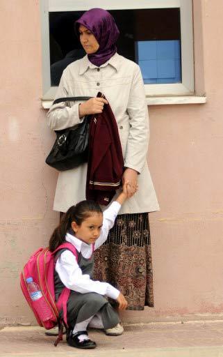 Okul öncesi ve ilköğretim 1 .sınıf öğrencileri için ders zili bugün çaldı. Çocuklar ilk günün heyecanı ve tedirginliğiyle sıralara oturuken anne ve babalar da heyecanlandı.