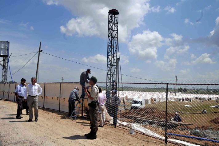 Hatay'a 50 km uzaktaki Güveçci köyü yakınlarından Türkiye'ye geçiyor.