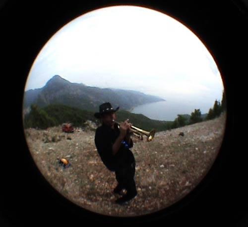 Muğla'nın Fethiye ilçesinde yamaç paraşütü ile atlayan kovboy kıyafetli müzisyen, yerden bin 800 metre yüksekte konser verdi. Babadağı'ndan cenaze marşıyla başlayan uçuş sahilde Gençlik Marşı ile son buldu.