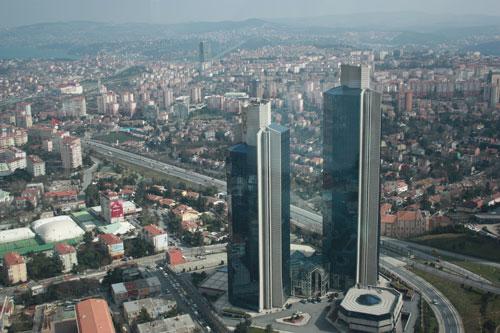 Sabancı'nın ikiz kuleleri... Işık, temiz cam ve en iyi fotoğraflardan...