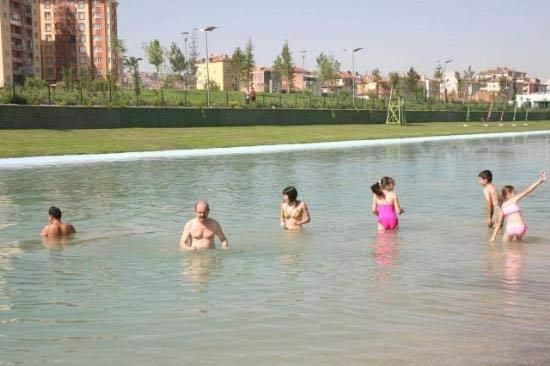 Eskişehir Büyükşehir Belediye Başkanı Yılmaz Büyükerşen, geçen hafta hizmete giren yapay plajda yüzdü, kumsalda güneşlendi.