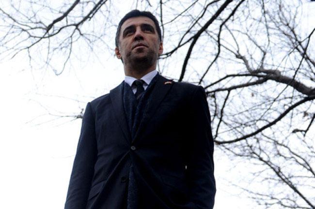 <br /> <br /><strong>Soru: Nikah şahidiniz de olan Fethullah G&uuml;len ile olan yakınlığınız hep tartışıldı. Buna ilişkin bir şey s&ouml;ylemek ister misiniz?<br /></strong> <br />Cevap: Hizmetleri takdirle karşılanması gereken bir insanın yaşadıkları, ona bakış a&ccedil;ımı daha da saygın ve sevgi dolu bir hale getiriyor. &Ccedil;&uuml;nk&uuml;, d&uuml;nya &uuml;zerinde T&uuml;rk&ccedil;eyi, T&uuml;rkiye'yi iyi bir şekilde temsil ediyor. Hele b&ouml;ylesine d&ouml;nemlerde, en ihtiya&ccedil; duyduğumuz anlarda b&ouml;yle bir avantajımız var. Cumhuriyet tarihi boyunca &ccedil;ok &ouml;nemli değerler vardı ama istenilen gibi değildi. &Uuml;lkemizin her platformda, yanlış anlatılma &ccedil;abası i&ccedil;erisinde olduğu s&uuml;re&ccedil;lerde bununla ilgili &ccedil;abalarını hep takdirle karşılamışımdır. Değerlerim ve inancım noktasında kendisini değerli buluyorum, bunu s&ouml;ylemekten de hi&ccedil; bir zaman sakınmadım.