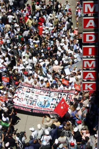 Sivas Madımak Oteli'nde ölenleri anma töreni