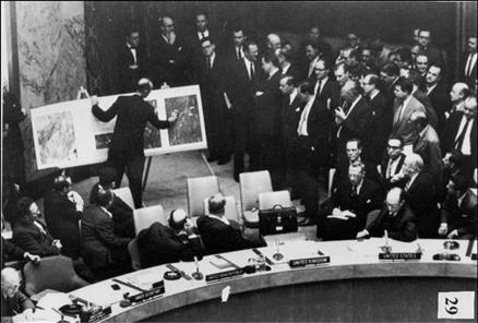 Amerikan casus uçakları tarafından tespit edilmesiyle başlayan füze krizi Soğuk Savaşıın en en sıcak günlerinin yaşanmasına neden oldu.