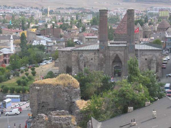 <p><strong><span style="color: #0000ff;">Erzurum :</span></strong> 780 Bin 847</p>