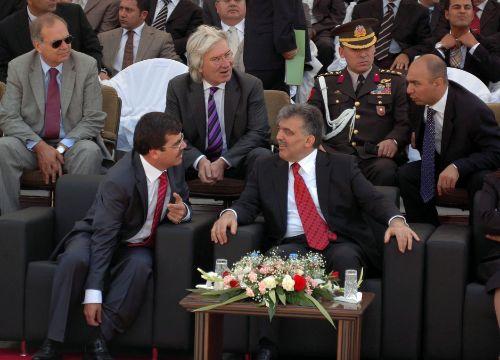 Cumhurbaşkanı Abdullah Gül, Bitlis'in düşman işgalinden kurtuluşunun 93. yıl dönümü dolayısıyla düzenlenen törenlere katılmak üzere geldiği şehirde sevgi selinin ortasında kaldı