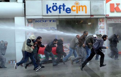 İ Mayıs'ta taksim Alanına girmeye çalışan gruplarla polisler arasındaki gerilimden görüntüler...