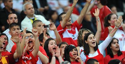 Türkiye hazırlık maçında Fransa ile karşılaştı. 10 kişi tamamladığımız maçta İbrahim Üzülmez'in kendisini sollayan Anelka'yı indirmesi sonucu kazanılan penaltıdan Benzema'nın golü skoru belirledi..