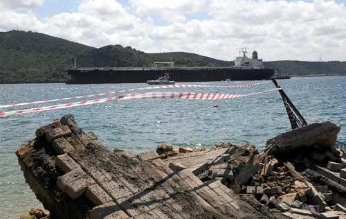 İstanbul Boğazı'nda tanker dehşeti yaşandı. Tankerin boş olması faciayı önledi.