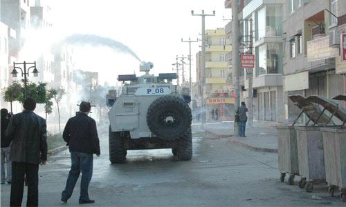PKK'nın 31'nci kuruluş yıl dönümü ve Öcalan'ın hapishane şartlarını protesto için sokaklara dökülen terör örgütü PKK yandaşları, yurdun bazı yerinde bugünde olaylar çıkardı. Bayram günü yaşanan manzara söze gerek bırakmadı. Mersin
