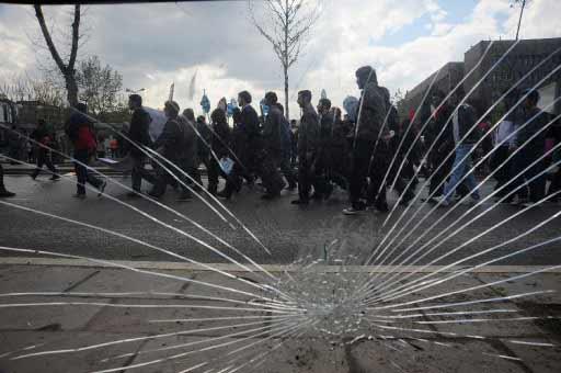 Ankara'daki 1 Mayıs kutlamalarının yapılacağı Sıhhiye Meydanı'na girişlerdeki arama noktasında polis ile göstericiler arasında arbede çıktı. Polis olayları yatıştırmak için havaya ateş açtı.