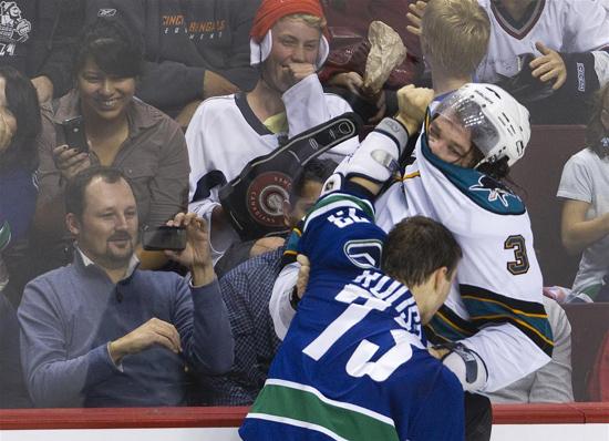 Kanadalı hokey takımlarından Vancouver Canucks oyuncusu Antoine Roussel ve San Jose Sharks takımından Douglas Murray, Vancouver'da yapılan karşılaşmanın ikinci periyodunda birbirine girerken kavgayı izleyen seyirciler ise bu kapışmadan oldukça hoşnut görünüyordu.
