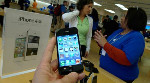 <p><strong>iPhone 4S:</strong></p> Dizayn itibariyle iPhone 4 ile aynı. Beyaz ve siyah renk seçenekleri bulunuyor. Teknik özelliklerine gelince: A5 çift çekirdek işlemci, 1 GB RAM, 3.5 inç tam dokunmatik ekran, 640x960 çözünürlük, 16, 32 ve 64 GB'lık modeller, 14.4 Mbps veri aktarımı. Geliştirilmiş 3G, 8 MP kamera ve 1080p video kayıt, iPhone 4 ile karşılaştırılınca %10 daha düşük pil tüketimi ve sesle komut vermeye yarayan 'Siri' teknolojisi