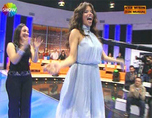 Adriana Lima, program sırasında samba yapmayı da ihmal etmedi.