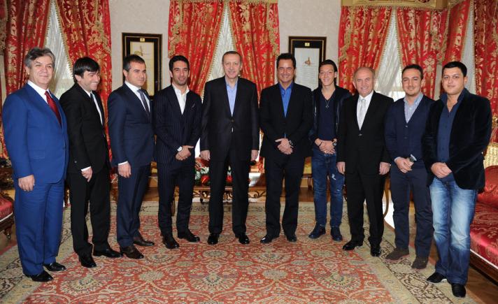 Başbakan Erdoğan, ''Geçmiş olsun'' dileğinde bulunmak isteyen futbolcular Mesut Özil ve Arda Turan ile futbol yorumcusu Rıdvan Dilmen ile yapımcı Acun Ilıcalı'yı kabul etti.