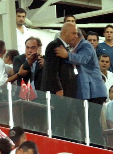 Anatalyaspor taraftarının saha dışındaki saldırganlığı saha içine de yansıdı. maçın 2-1 olmasının ardından şeref tribününde oturan Yıldırım Demirören bir grubun saldırısına uğradı.
