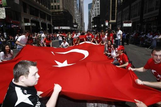 New York'ta 28'inci geleneksel Türk Günü Yürüyüşü ve Festivali büyük bir coşkuyla yapıldı. Törenlere F.Bahçe, G.Saray, Beşiktaş, Trabzon ve Karşıyaka taraftarları damga vurdu.