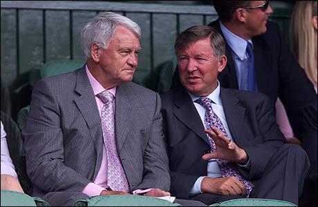 İngiltere Milli Takımı'nın eski futbolcusu ve teknik direktör Sir Bobby Robson'un 76 yaşında İngiltere'nin County Durham kentindeki evinde kansere yenik düştüğü bildirildi.