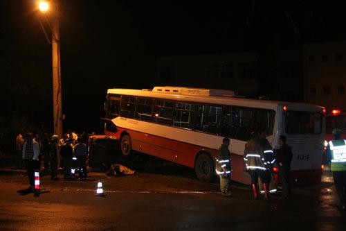 İzmir'in Konak İlçesinde meydana gelen korkunç trafik kazasında belediye otobüsünün altında kalan ve duvara çarparak ezilen otomobilin içinde sıkışan 4 yolcu hayatını kaybetti.