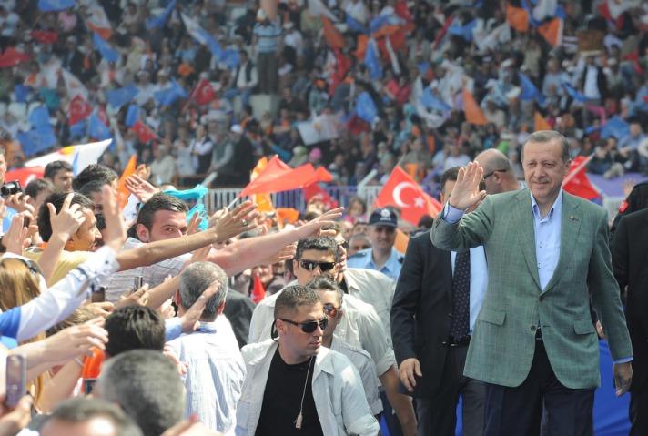 Başbakan Erdoğan, şölene gelişinde sahanın içine kurulan platformu dolaşarak, sahanın içindeki vatandaşlarla selamlaştı. Konuşmasının ardından da aynı platformda yürüyerek, vatandaşlara karanfil dağıttı.